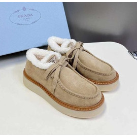 Замшевые женские ботинки с мехом Prada бежевые