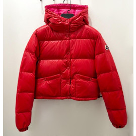 Женский короткий пуховик Moncler красный