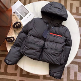 Женский пуховик Prada черный