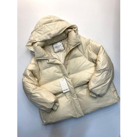 Женский пуховик Max Mara молочный Женский пуховик Max Mara молочный