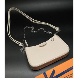 Сумка Louis Vuitton Easy Pouch белая