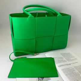 Женская кожаная сумка Bottega Veneta Arco Tote Medium зеленая