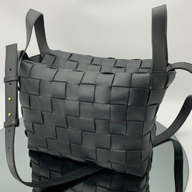Кожаная сумка Bottega Veneta Bowling Cassette черная