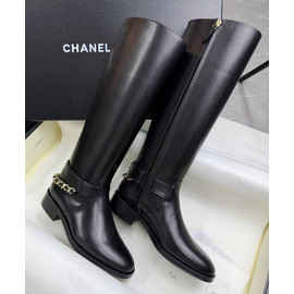 Женские кожаные черные cапоги Chanel с цепочкой