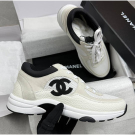 Белые с черным кроссовки Chanel