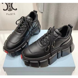 Женские черные кроссовки на массивной подошве Prada