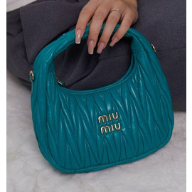 Женская кожаная сумка Miu Miu Wander hobo 20 см голубая Женская кожаная сумка Miu Miu Wander hobo 20 см голубая