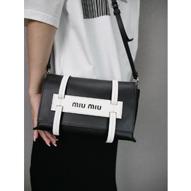 Женская кожаная сумка Miu Miu черно-белая