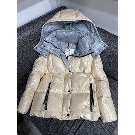 Женский пуховик Moncler молочный