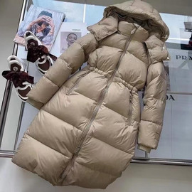Женское пуховое пальто Burberry бежевое