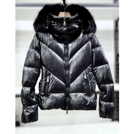 Женский черный пуховик Moncler