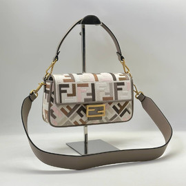 Женская светлая сумка Fendi Baguette из текстиля 27 см
