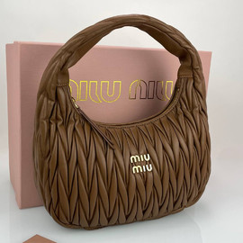 Женская кожаная сумка Miu Miu Wander Matelassé Nappa 29 см Женская кожаная сумка Miu Miu Wander Matelassé Nappa 29 см