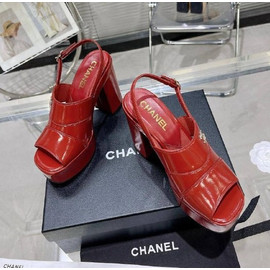 Красные босоножки из кожи Chanel на высокой подошве