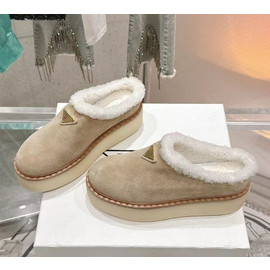 Замшевые ботинки с мехом Prada бежевые