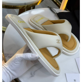 Женские кожаные шлепки Chanel белые