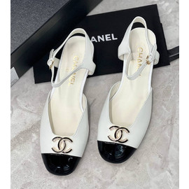 Белые босоножки из кожи Chanel на низком каблуке
