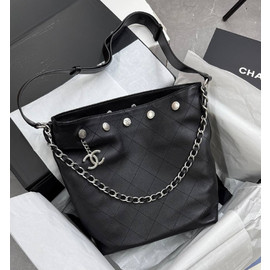 Черная кожаная сумка Chanel Hobo Studded Small