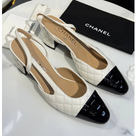 Кожаные белые с черным туфли Chanel на среднем каблуке