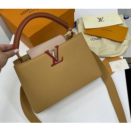 Кожаная сумка Louis Vuitton Capucines BB