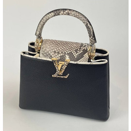 Кожаная сумка Louis Vuitton Capucines BB черная