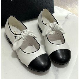 Кожаные балетки Chanel белые с черным