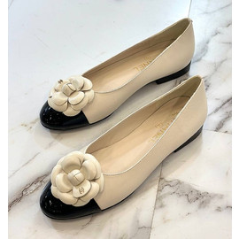 Кожаные балетки Chanel молочные