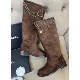 Женские шоколадные замшевые сапоги Chanel с цепочкой