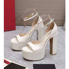 Женские туфли Valentino Garavani белые лаковые