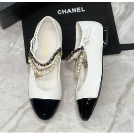 Кожаные белые туфли Chanel с черным носом