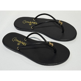 Женские кожаные тонги Chanel черные