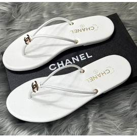 Женские кожаные тонги Chanel белые