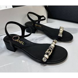 Черные кожаные босоножки Chanel на среднем каблуке