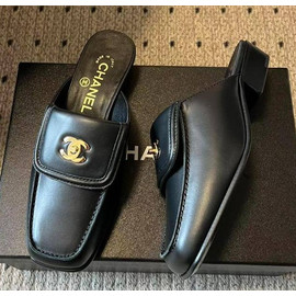 Женские кожаные мюли Chanel черные на низком каблуке