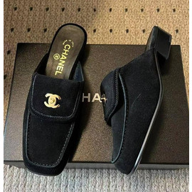 Женские замшевые мюли Chanel черные на низком каблуке