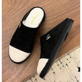 Женские замшевые мюли Chanel черные с белым носом