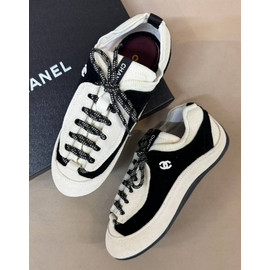Женские замшевые кроссовки Chanel белые с черным Женские замшевые кроссовки Chanel белые с черным