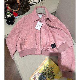 Женская короткая замшевая куртка Bottega Veneta розовая Женская короткая замшевая куртка Bottega Veneta розовая