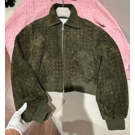 Женская короткая замшевая куртка Bottega Veneta цвета хаки Женская короткая замшевая куртка Bottega Veneta цвета хаки