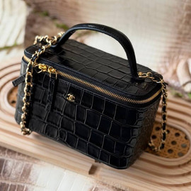 Кожаная черная сумка Chanel Vanity с крокодиловым тиснением Кожаная черная сумка Chanel Vanity с крокодиловым тиснением