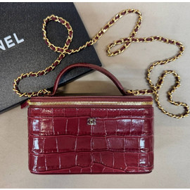 Кожаная бордовая сумка Chanel Vanity с крокодиловым тиснением Кожаная бордовая сумка Chanel Vanity с крокодиловым тиснением