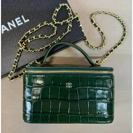 Кожаная зеленая сумка Chanel Vanity с крокодиловым тиснением Кожаная зеленая сумка Chanel Vanity с крокодиловым тиснением