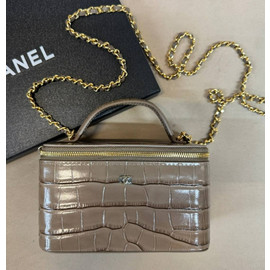 Кожаная серая сумка Chanel Vanity с крокодиловым тиснением Кожаная серая сумка Chanel Vanity с крокодиловым тиснением