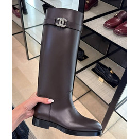 Женские кожаные сапоги Chanel шоколадные Женские кожаные сапоги Chanel шоколадные