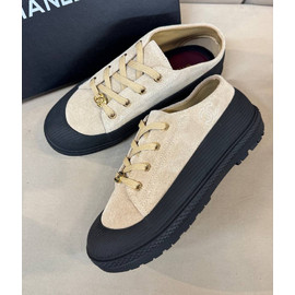 Женские замшевые кроссовки Chanel бежевые с черным