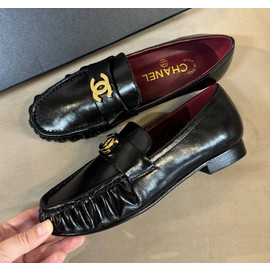 Женские кожаные лоферы Chanel черные