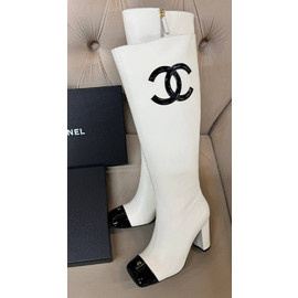 Женские кожаные сапоги Chanel белые с квадратным носом Женские кожаные сапоги Chanel белые с квадратным носом