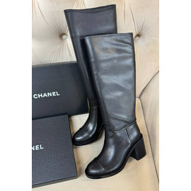 Женские кожаные сапоги Chanel черные на среднем каблуке Женские кожаные сапоги Chanel черные на среднем каблуке