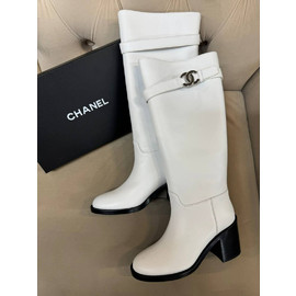 Женские кожаные сапоги Chanel белые на среднем каблуке Женские кожаные сапоги Chanel белые на среднем каблуке