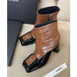 Кожаные ботильоны Chanel коричневые с крокодиловым тиснением Кожаные ботильоны Chanel коричневые с крокодиловым тиснением